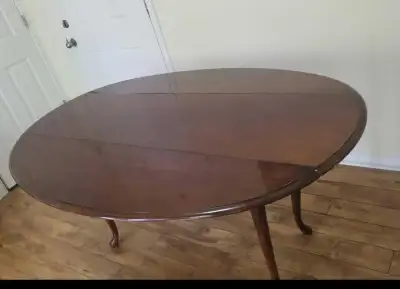 Beautiful Vintage Queen Anne Style Oval Dining Table, View more