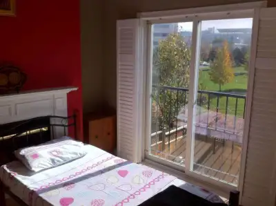 Bright and Sunny Private Room for International Female Students/