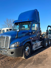 2017 freightliner day cab tractor LOW KM 