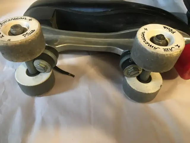 VINTAGE DOMINION CANADA LEATHER ROLLER  SKATES in Skates & Blades in Mississauga / Peel Region - Image 9