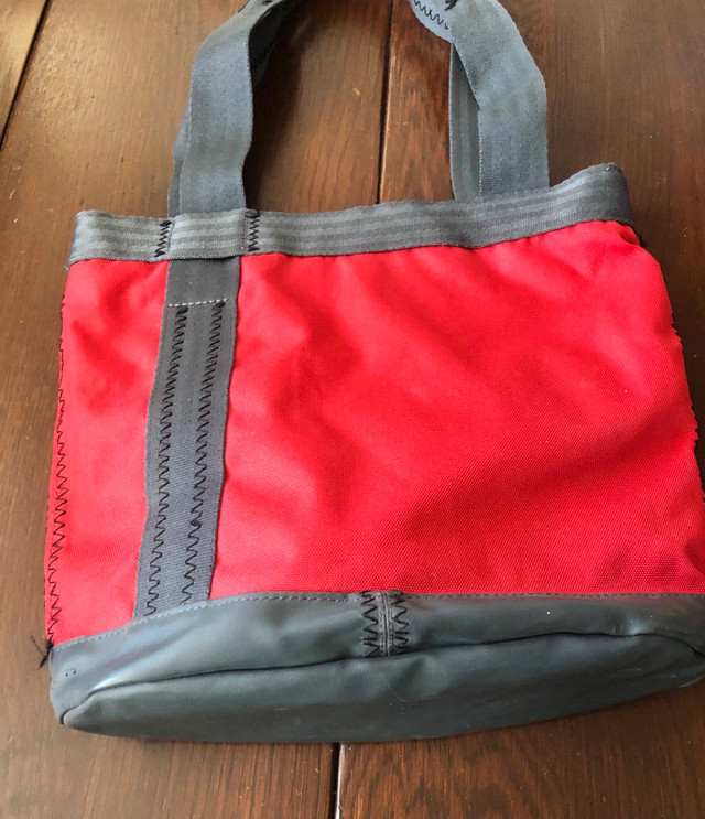 Small Red Columbia Bag Lunch Carry Nylon  in Women's - Bags & Wallets in Calgary - Image 4
