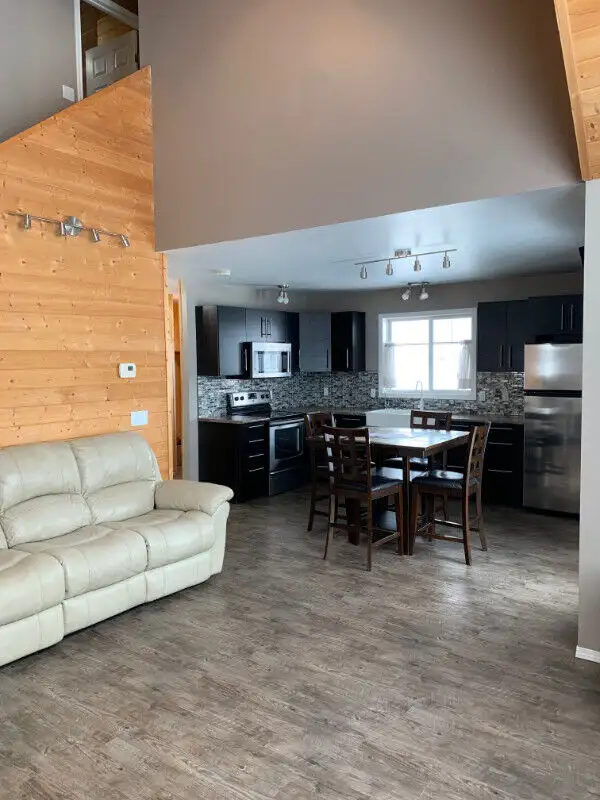 Spacious 3 bed 2 bath cabin at Chorney Beach in Saskatchewan in Canada - Image 11