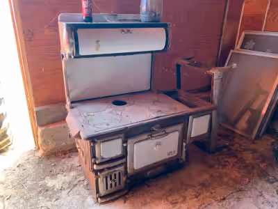 Old wood cook stove. Asking $1000 Text or call 1-204-648-6637