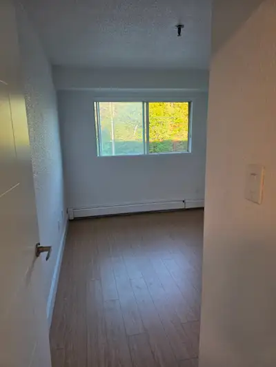 One private room available for a single person at Harlington Crescent in a 2 BED 1 BATH apartment. W...