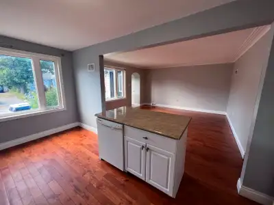 Beautiful and Spacious 2BED 1BATH Upper Unit of Duplex