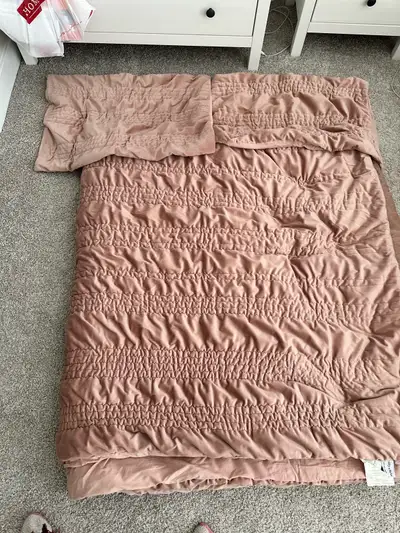 Queen pink comforter, and 2 pillow cases perfect for any home. In very good condition. Pick up in SW...