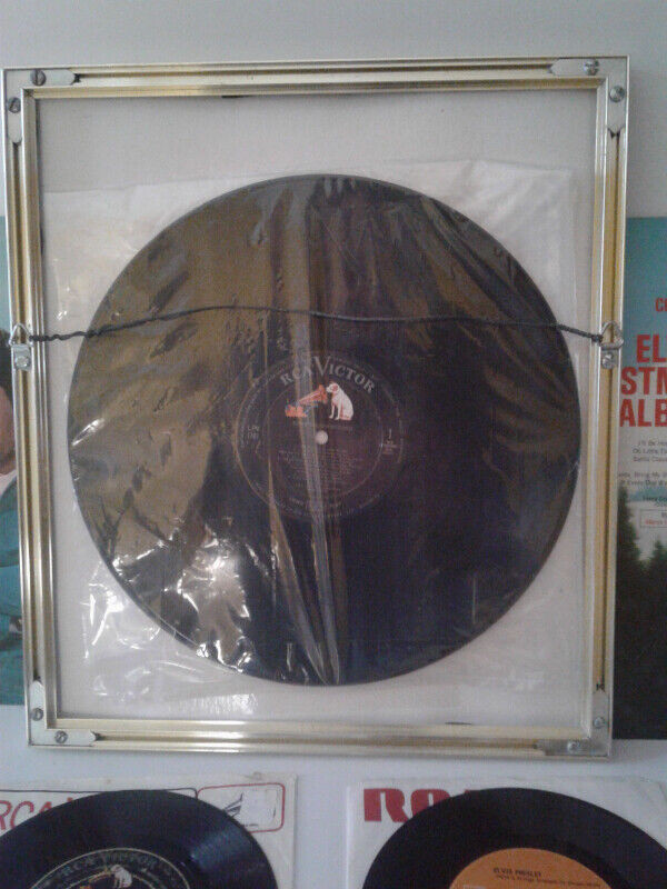 ELVIS RECORDS -GOLDEN HITS FRAMED WITH ELVIS STAMP, 2 LPs 2 45's in Arts & Collectibles in Kitchener / Waterloo - Image 4