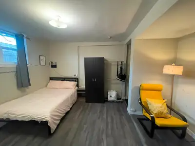 1 studio unit - Bathurst/Lawrence - All utilities, wifi, parking