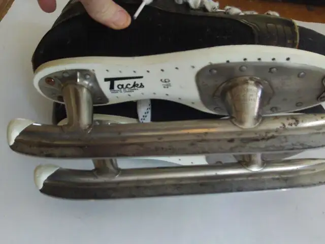 PAIRE DE PATIN DE HOCKEY VINTAGE CCM LAMES TUBES in Arts & Collectibles in Laval / North Shore - Image 6