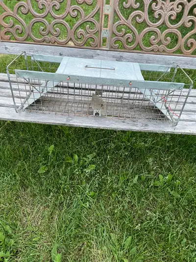 This pre-owned Havahart live animal trap is designed for the humane and effective catch-and-release...