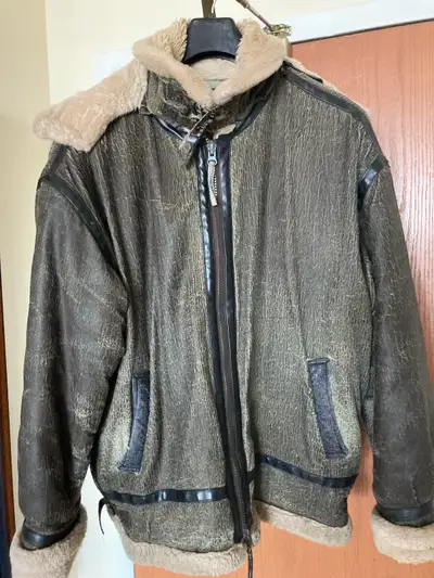 Antique jacket size medium really warm and stylish ( it looks black but it’s brown. I couldn’t get t...