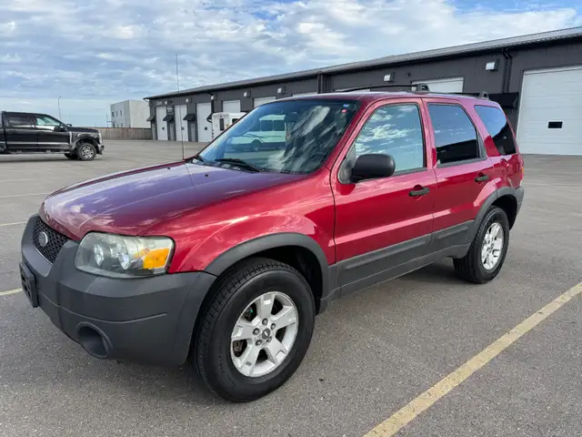 Selling 2006 ford escape XLT V6 4x4 new safety 
