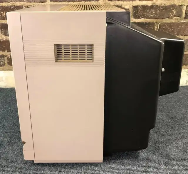 Commodore 1702 CRT computer monitor in Monitors in Mississauga / Peel Region - Image 3