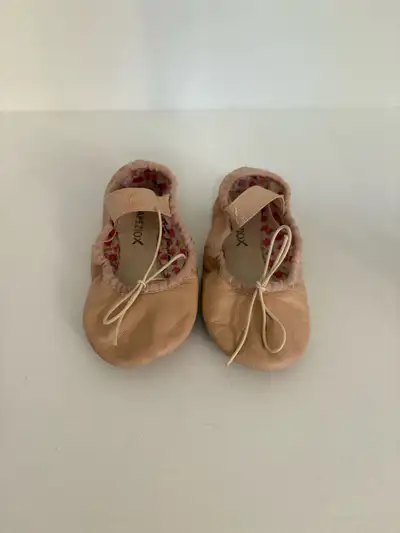 These are a size 10N Capezio Ballet Pink Leather ballet slippers. These ballet slippers show wear bu...