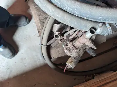 Wet Line to fit a Volvo I Shift. Used for one year on a live bottom and dump trailer. No tank availa...