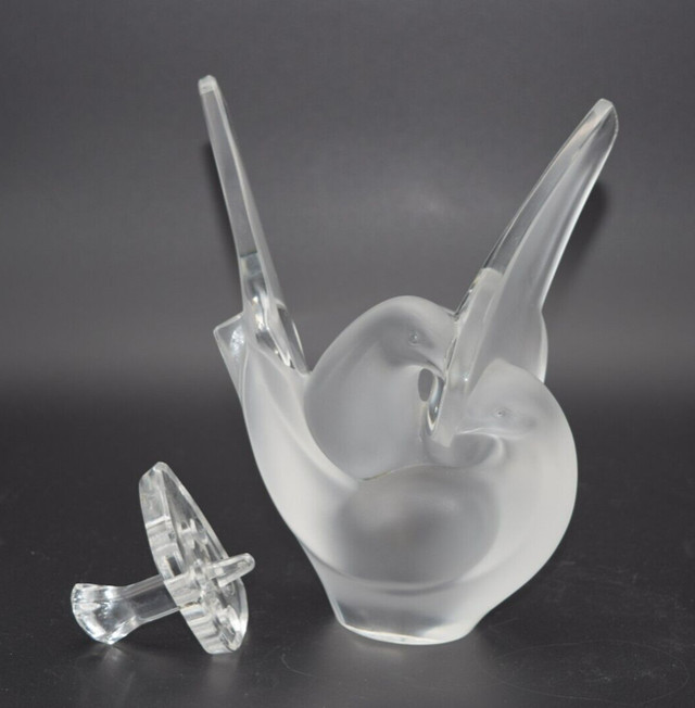 Vase pique fleurs cristal dépoli colombes signé  Lalique dans Art et objets de collection  à Ville de Montréal
