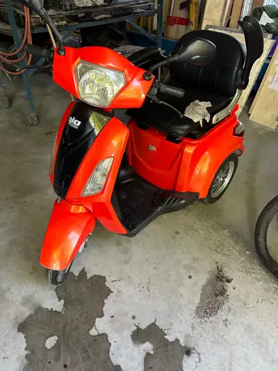 Je vends un triporteur GIO, parfait pour la mobilité urbaine! Ce scooter à trois roues offre stabili...