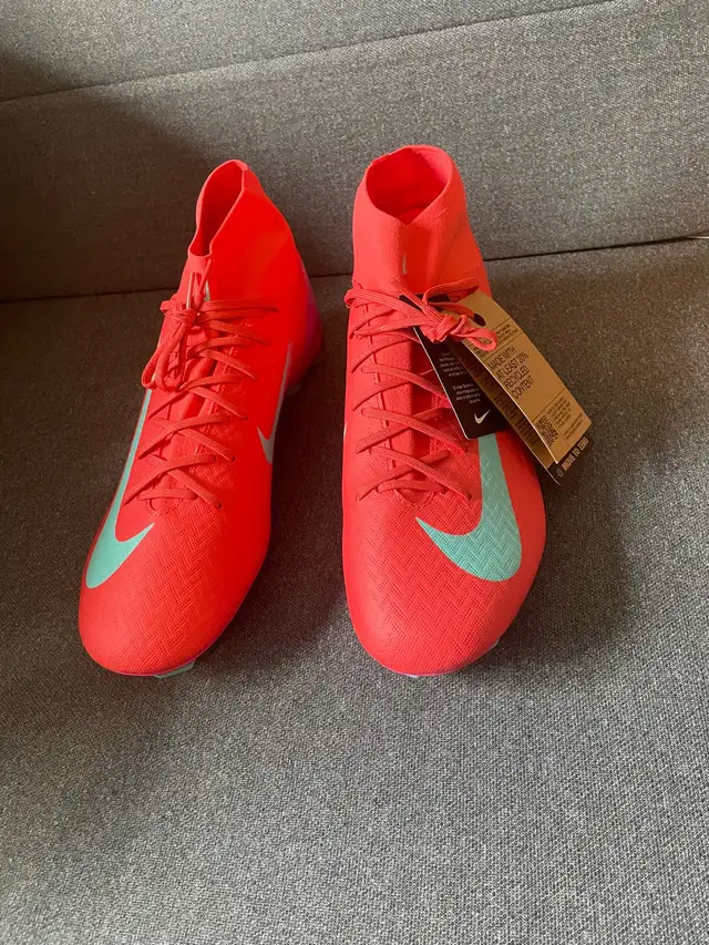 Nike Mercurial Superfly  hybrid soccer/football cleats. in Soccer in Ottawa - Image 3