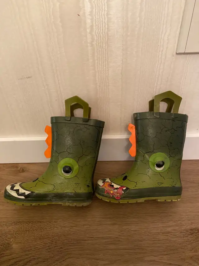 Size 10 rubber boots  in Kids & Youth in Winnipeg - Image 2