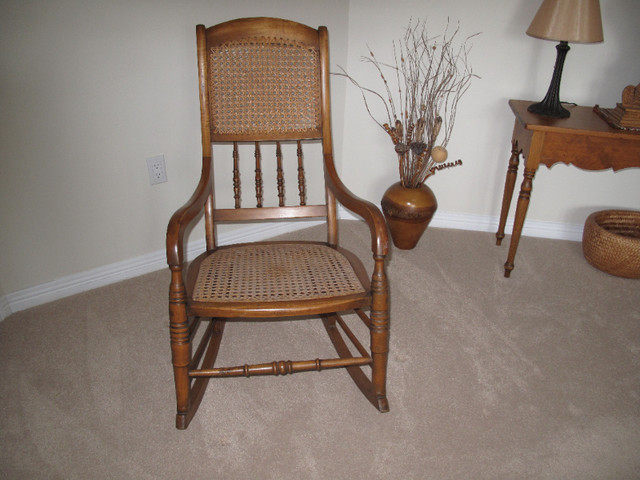 ANTIQUE BOWMANVILLE ROCKING CHAIR in Arts & Collectibles in Guelph - Image 2