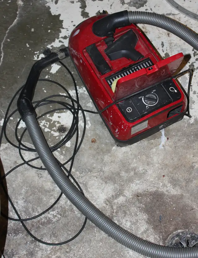 Miele Flamenco vacuum cleaner housing, hose and attachments. in Vacuums in City of Toronto - Image 3
