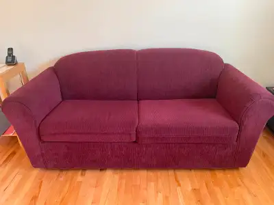 Divan lit, idéal pour le sous-sol ou le chalet. Confortable comme causeuse. Deux places, 77 pouces d...