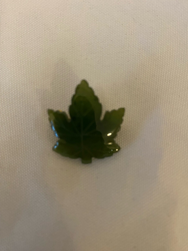Vintage Genuine Canadian Green Nephrite Jade Carved Maple Leaf. in Jewellery & Watches in Markham / York Region - Image 3