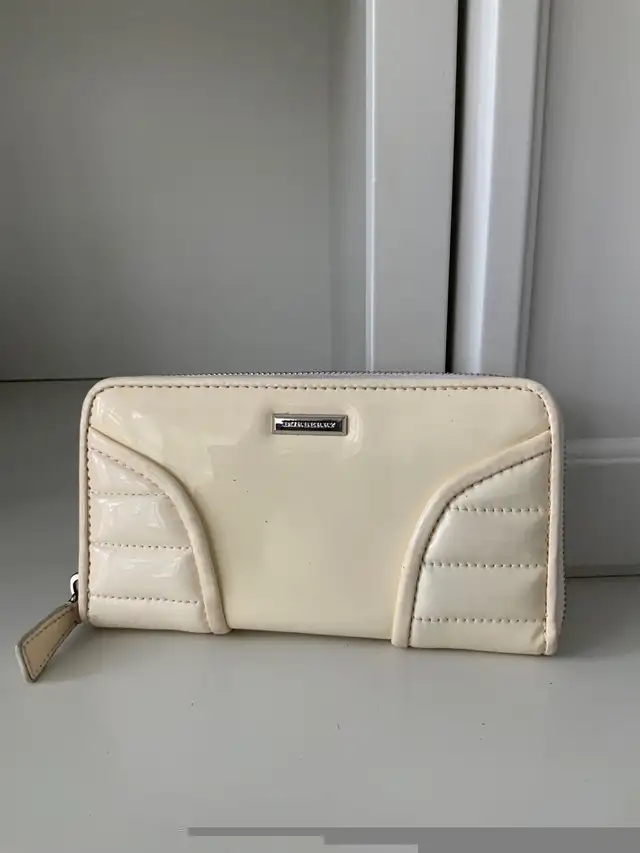 BURBERRY LONDON Patent Leather Cream Large Zip Around Wallet in Women's - Bags & Wallets in Oakville / Halton Region - Image 3