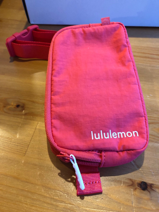 Lululemon hip pod in Women's - Bags & Wallets in City of Halifax - Image 3