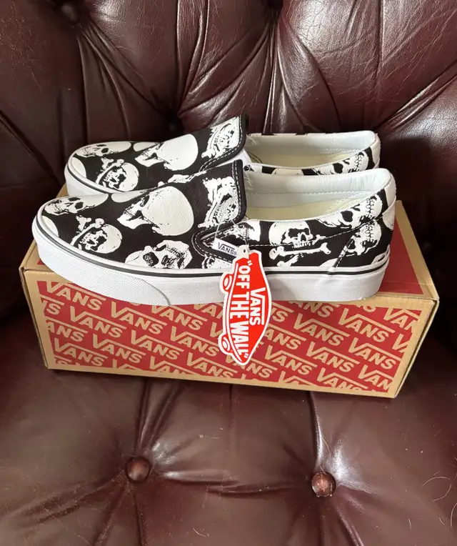NEW in Box Skull Halloween Vans Slip-On Shoes VNOA38F7HOB sz 8.5 in Women's - Shoes in Calgary - Image 4