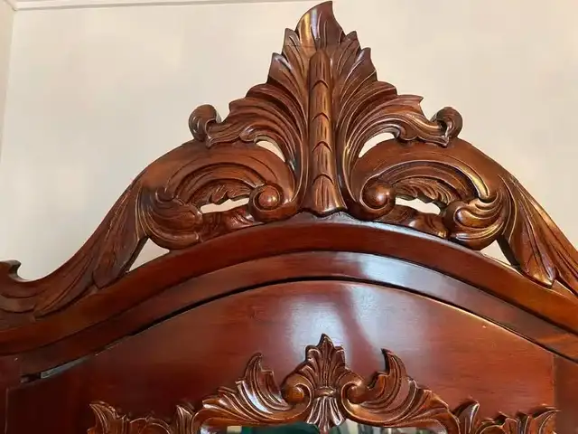 Antique Mahogany China Cabinet – Queen Anne Style w/ Brass Key in Arts & Collectibles in City of Toronto - Image 4