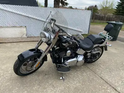 A rare find, chrome on black 2014 Fatboy with less than $18,000 kms. Stage 1 with Vance & Hines pipe...
