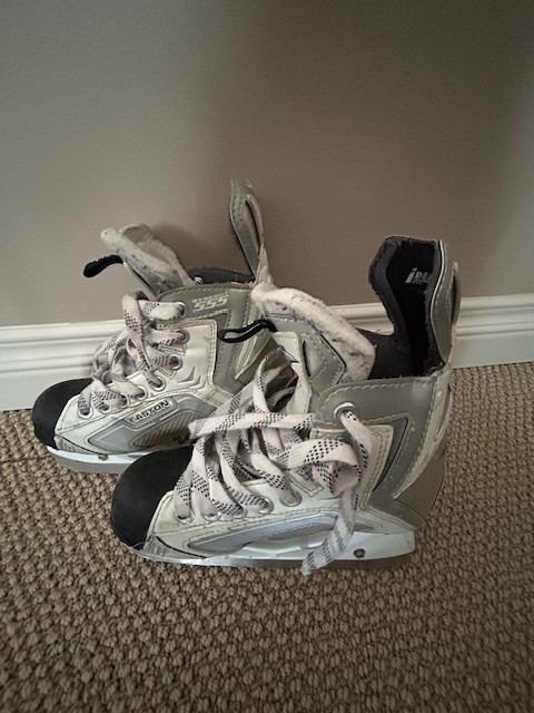 Skating shoes in Skates & Blades in Edmonton - Image 4