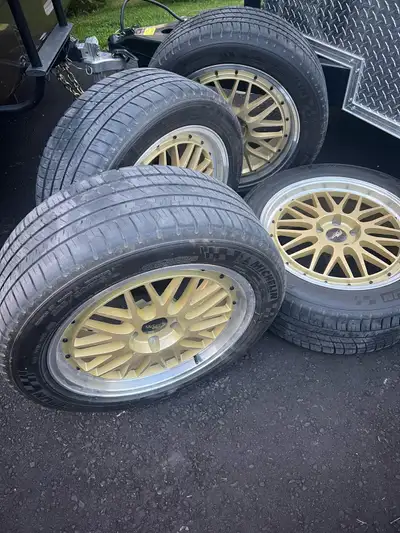 Je vends un ensemble de 4 mags et pneus Michelin en très bonne condition, dimension 235/45/R18. Ces...