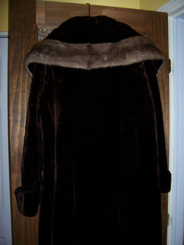 Dworkin Sheepskin Fur Coat / Manteau de fourrure en mouton dans Femmes - Hauts et vêtements d'extérieur  à Ville de Montréal - Image 4