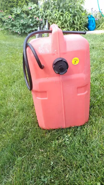 Will trade for fishing reel This is a used, but reliable, Attwood Gasscan gas tank with a 6-gallon c...