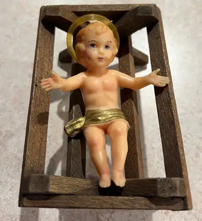 Jésus de cire en résine dans crèche bois à 20$ Rare, View more