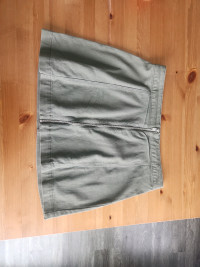 High-Waisted Khaki Green H&M Mini Skirt with Zip
