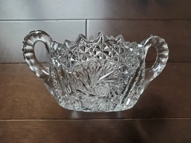 Vintage Crystal Pinwheel bowl with handles used/cristal pinwheel in Other in West Island - Image 4