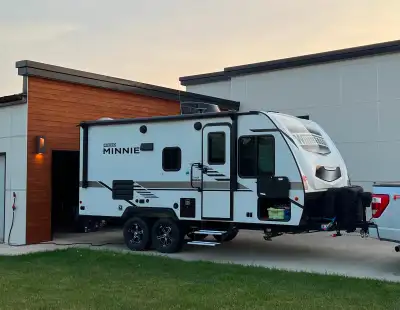 Lightweight easy to tow family trailer w/ upgrades. Well-maintained 2021 Winnebago Micro Minnie 2100...