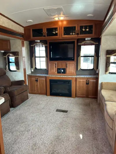 Selling our Fifth Wheel 2013 Cougar High Country 315RES – Spacious, Cozy & Ready for Summer. A rear...