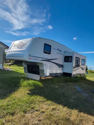 2004 Terri Fleetwood Quantum 28 ft 5th wheel couples trailer. New tires and linoleum. A/C, heat, fri...