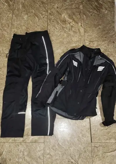 Jacket-size small Pants- size 6 Worn for a half a riding season. 4 peice set. Comes with removable l...