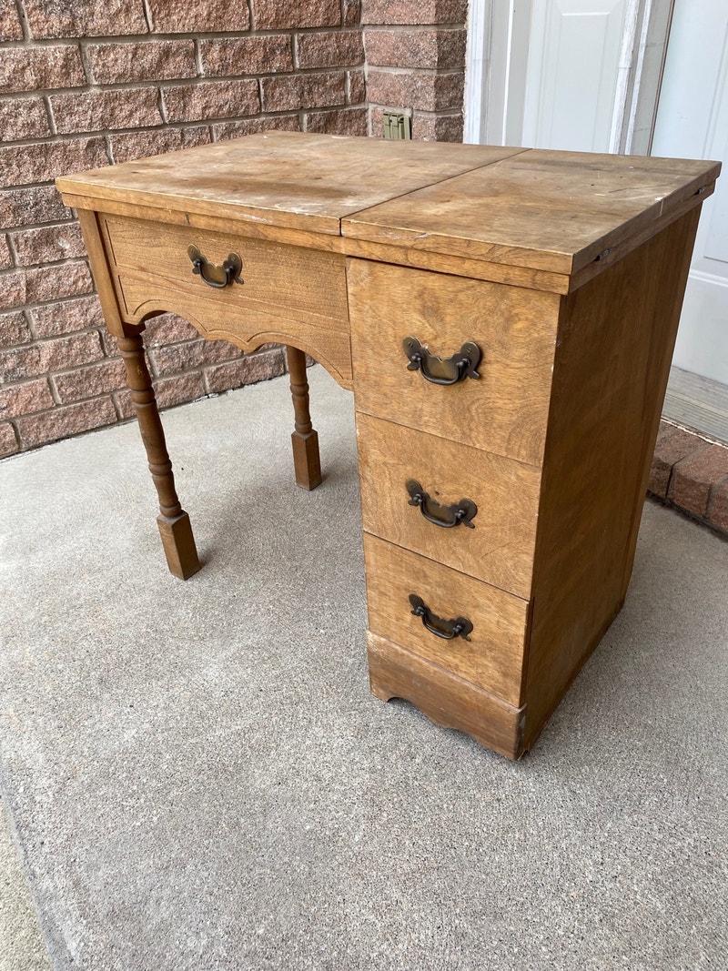Sewing machine desk Desks Leamington Kijiji
