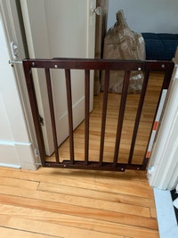 Storkcraft Easy walk through baby gate - espresso