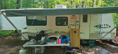 Kodiak 21qs 2008 Queen slide out Double over double bunks Jack knife sofa bed Dinette becomes bed So...
