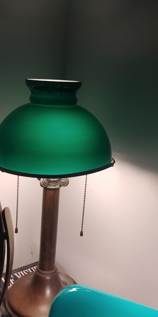 Lampe ancienne de table avec abat-jour vert émeraude en verre dans Éclairage intérieur et plafonniers  à Ville de Montréal - Image 3