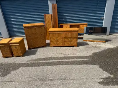 I have a NICE VINTAGE BEDROOM SET in very good condition Call me at 519-502-7514