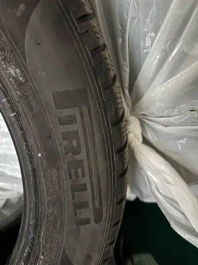 Pneus d’hiver haut de gamme. Le pneu Pirelli est de dimension 235/55 R19. Ce pneu en caoutchouc noir...