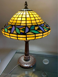 Splendide lampe en vitrail style Tiffany de 17"